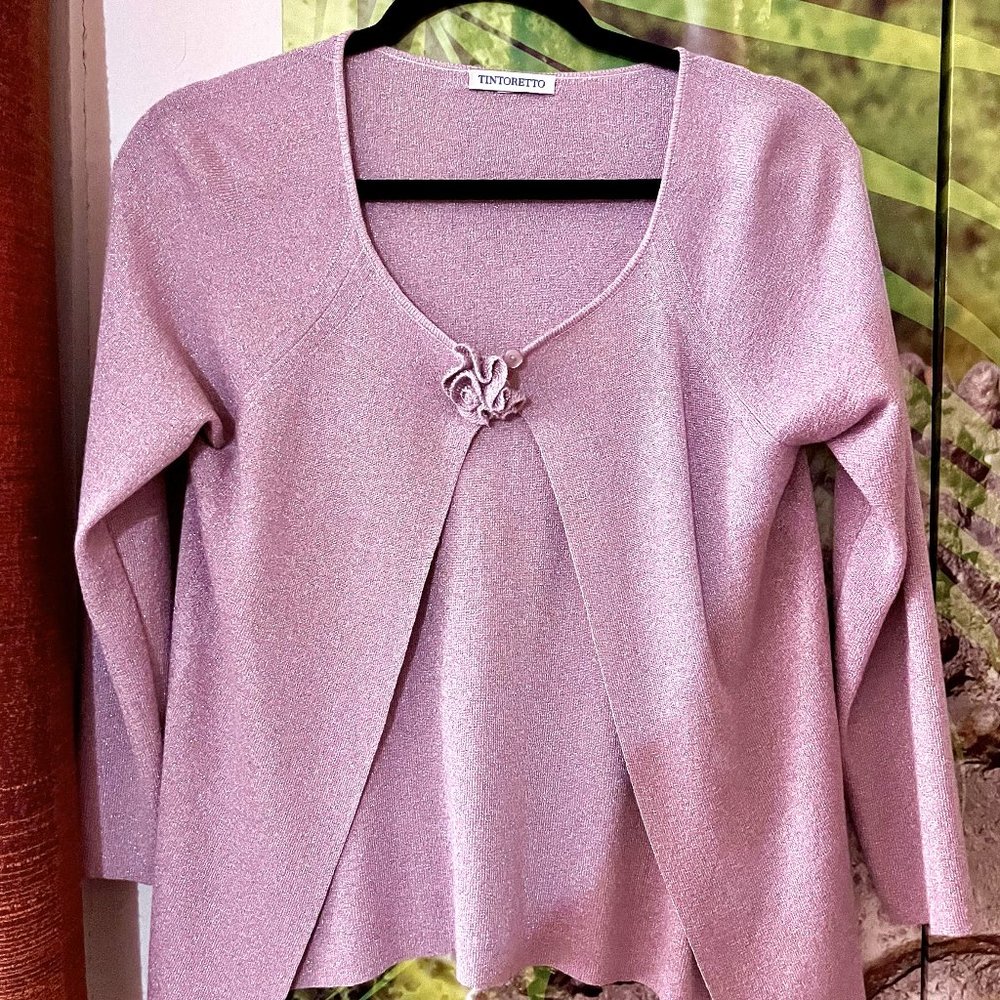 NEW * NEVER WORN * GORGEOUS LIGHT LILAC BLOUSE WITH FLOWER BUTTON * TINTORETTO